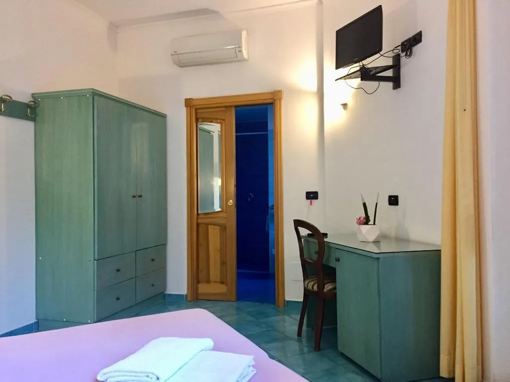 Room, Pineta, Naples