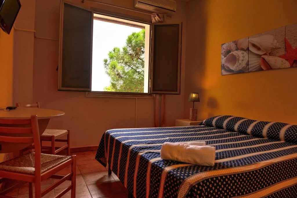Room, Scilla e Cariddi Bed&Breakfast, Catania