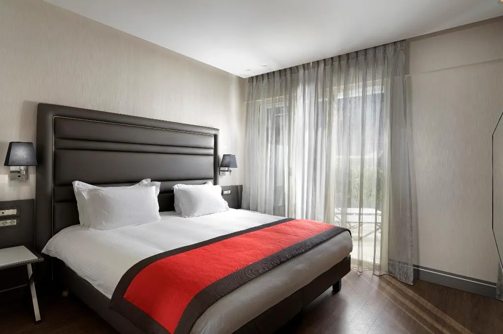 JUNIOR SUITE CAPACITY 4 Room, Holiday Suites, Athens