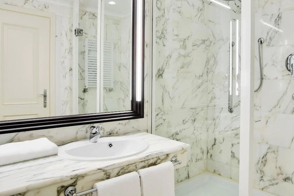 Room, Sheraton Lake Como, Milan