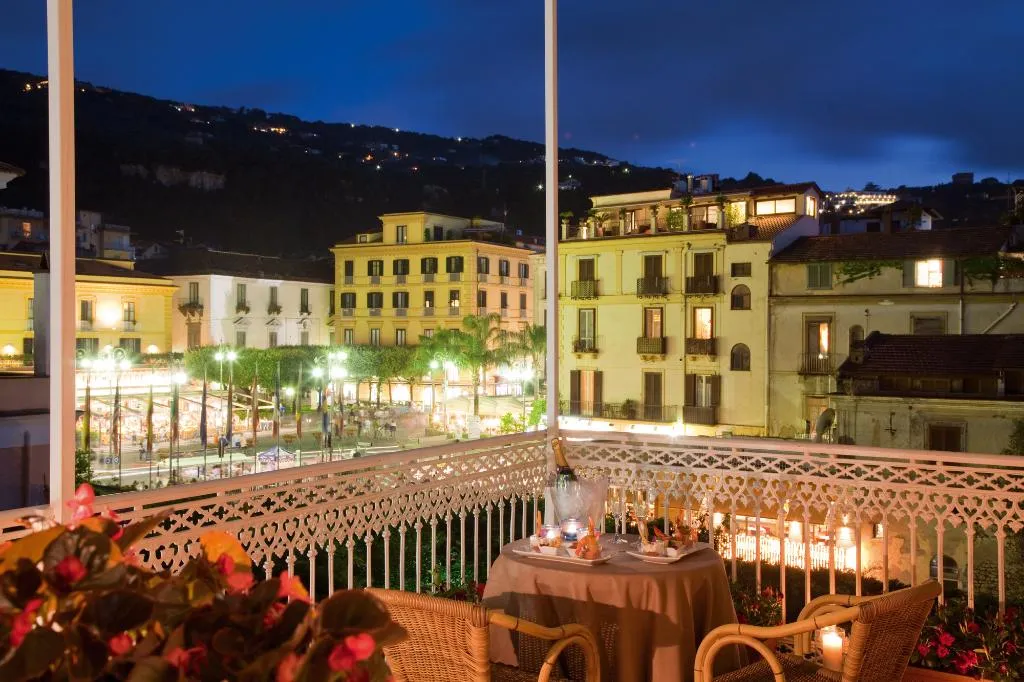 VILLA THREE BEDROOMS Room, Grand Hotel Excelsior Vittoria Spa, Naples