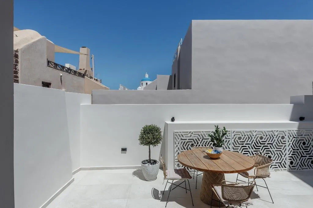 SUITE DELUXE WITH TERRACE Room, La Madeleine Oia, Santorini