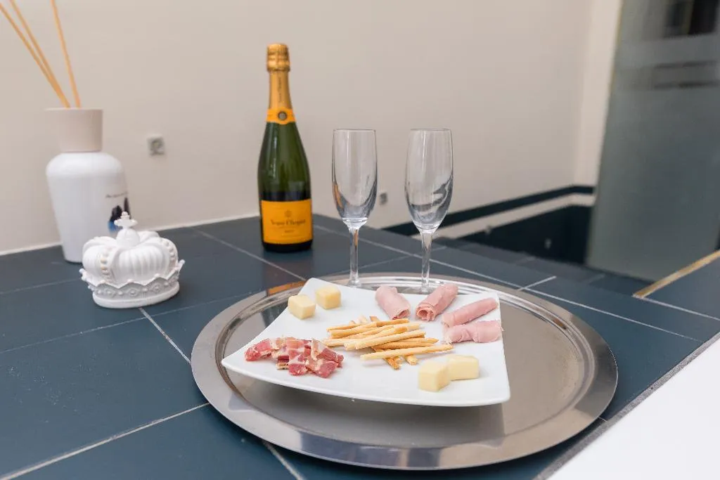 SUITE WITH JACUZZI Room, Il salotto della regina, Naples