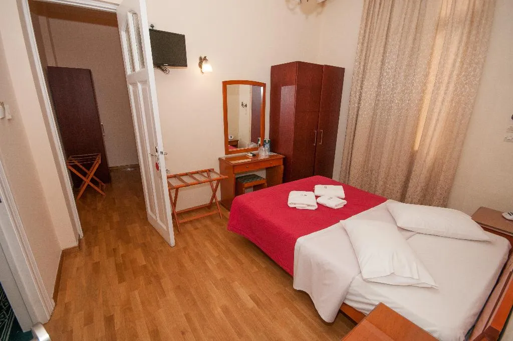 QUADRUPLE STANDARD Room, Cecil hotel, Athens