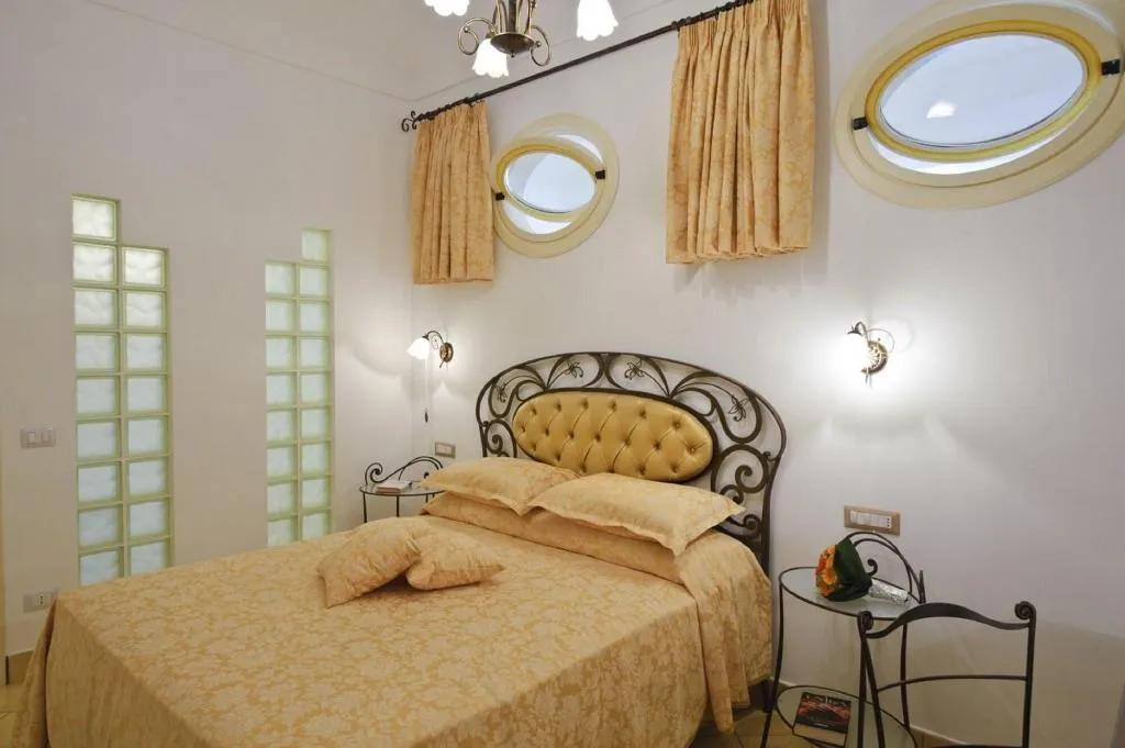 Room, La Sorgente Del Sole, Naples