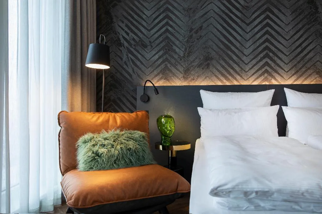 DOUBLE BUSINESS Room, LOGINN Hotel Berlin Airport, Berlin