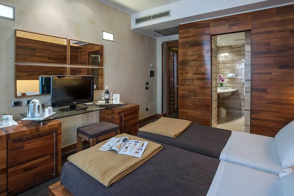 Double or Twin SUPERIOR Room, Tritone, Rome