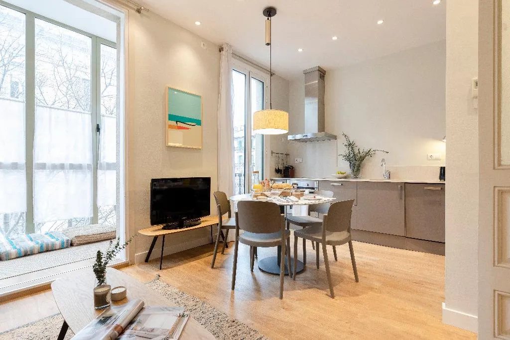 APARTMENT CAPACITY 4 TWO BEDROOMS Room, Aspasios Urquinaona Design, Barcelona