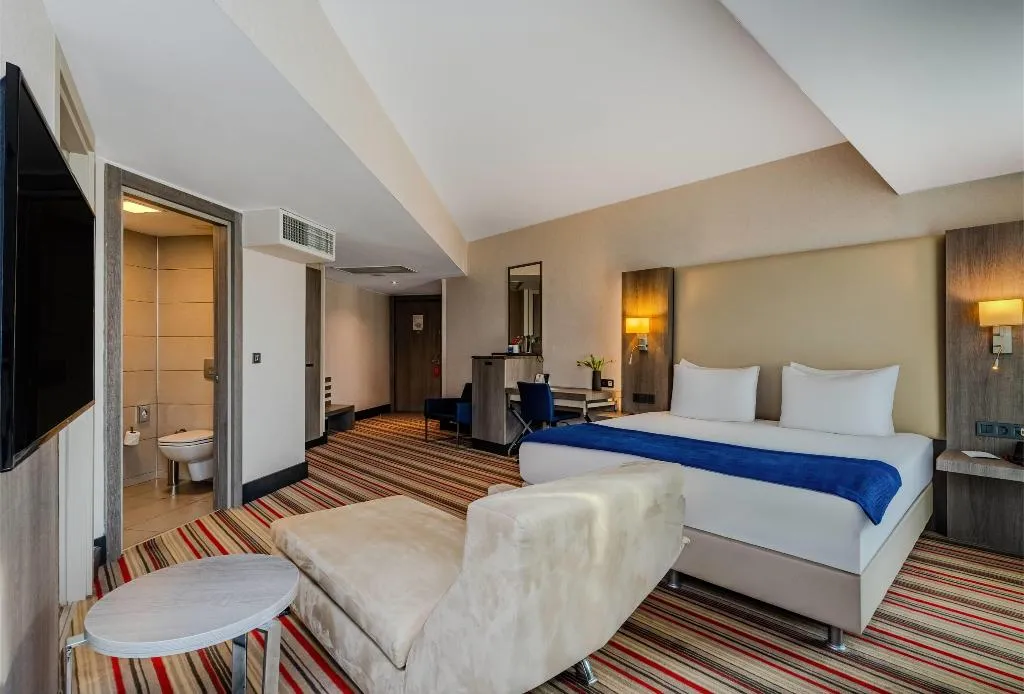 SUITE KING SIZE BED Room, Ramada Plaza by Wyndham Izmir, Izmir