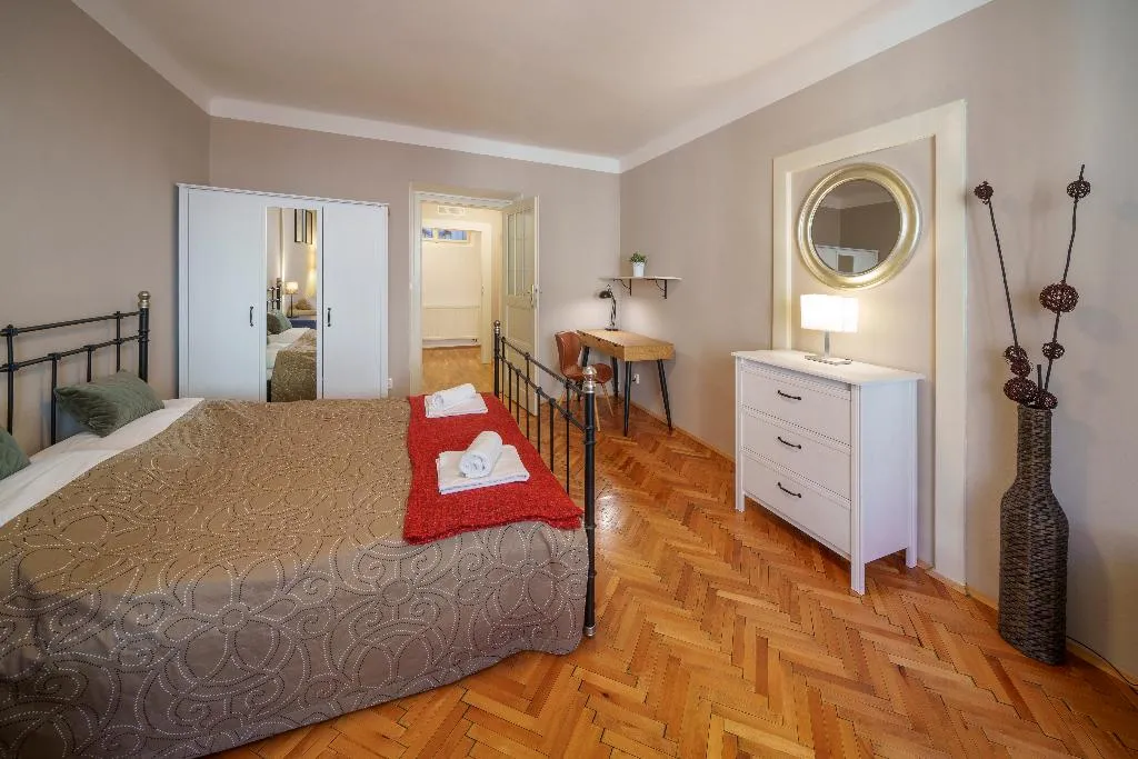 FAMILY ROOM CAPACITY 10 Room, Old Town - Templova Apartments, Prague