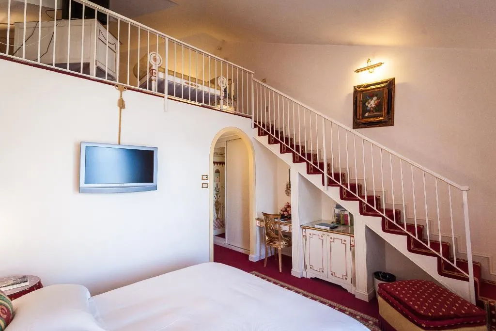 Room, Villa e Palazzo Aminta, Milan
