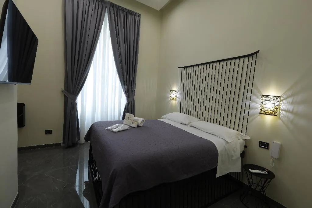 DOUBLE WITH BALCONY Room, Il salotto della regina, Naples