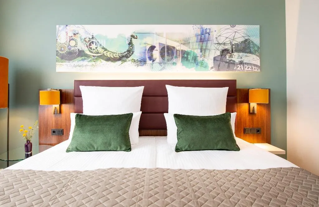 TRIPLE DELUXE Room, Leonardo Royal Hotel Berlin Alexanderplatz, Berlin
