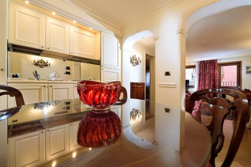 APARTMENT DELUXE CAPACITY 4 Room, Torre dell’Orologio Signature Residence, Venice