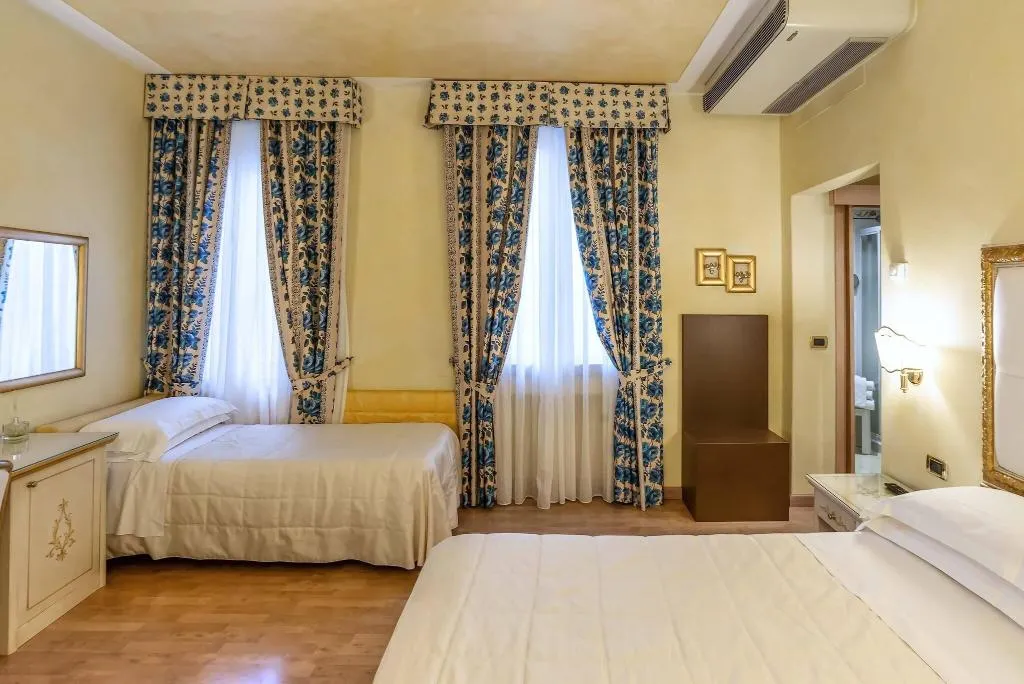 TRIPLE TWO BEDS Room, Alba Palace, Florence