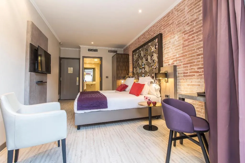 Double or Twin COMFORT Room, Leonardo Hotel Las Ramblas, Barcelona