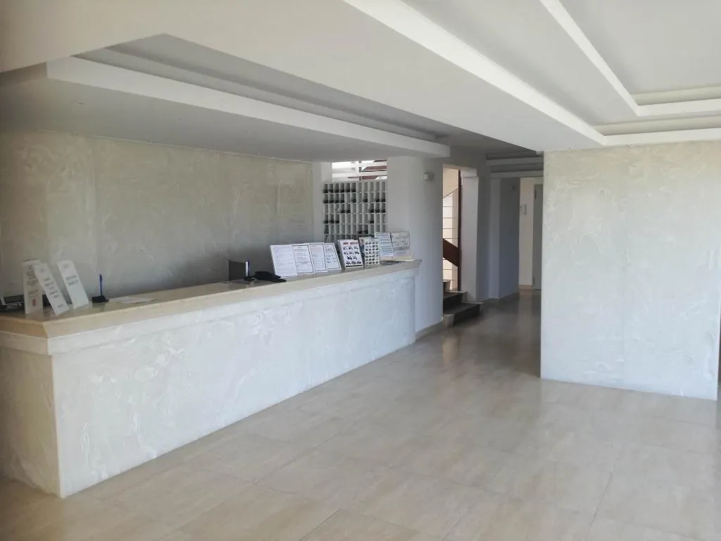 Lobby, Lito, Rhodes