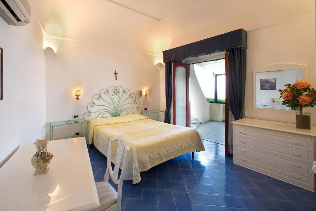 DOUBLE PARTIAL SEA VIEW Room, La Caravella Positano, Naples