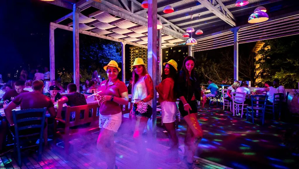 Sports and Entertainment, Cooee Mimosa Sunshine, Varna