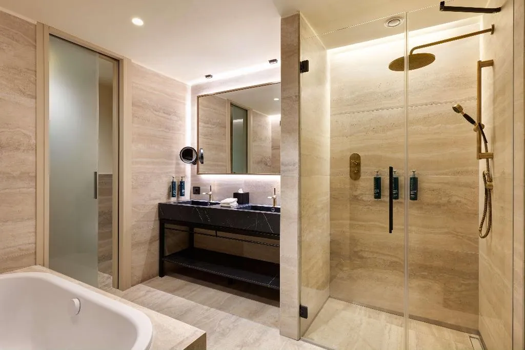 JUNIOR SUITE KING SIZE BED Room, Hilton Rome Eur La Lama, Rome