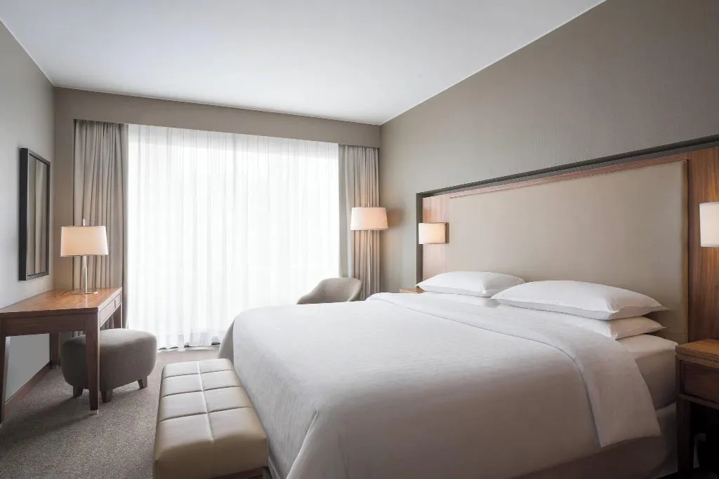 Room, Sheraton Lake Como, Milan