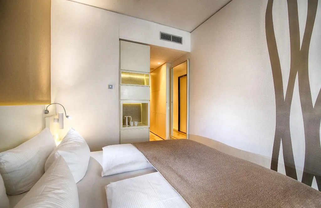 Double or Twin STANDARD Room, Leonardo Hotel Berlin Mitte, Berlin