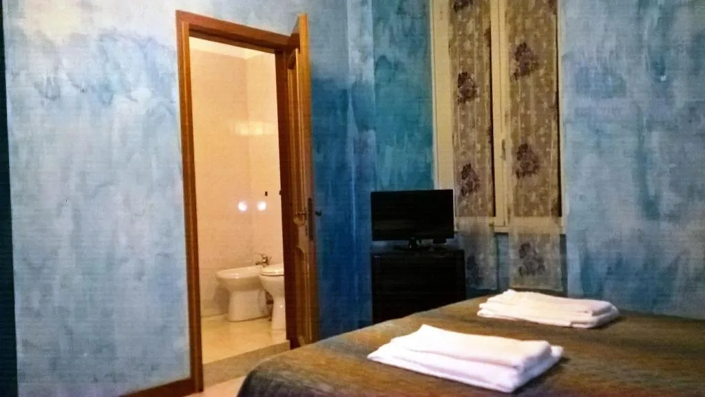 Room, Gigi Holiday Rooms, Naples