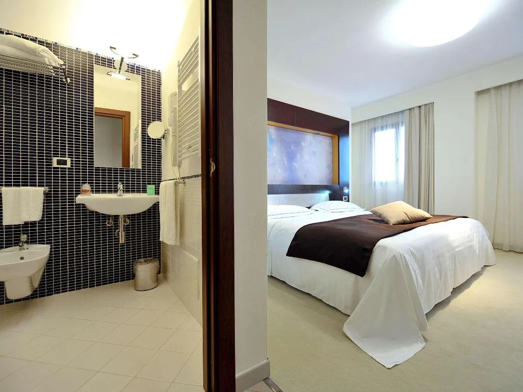 TRIPLE STANDARD Room, Mercure Olbia, Olbia
