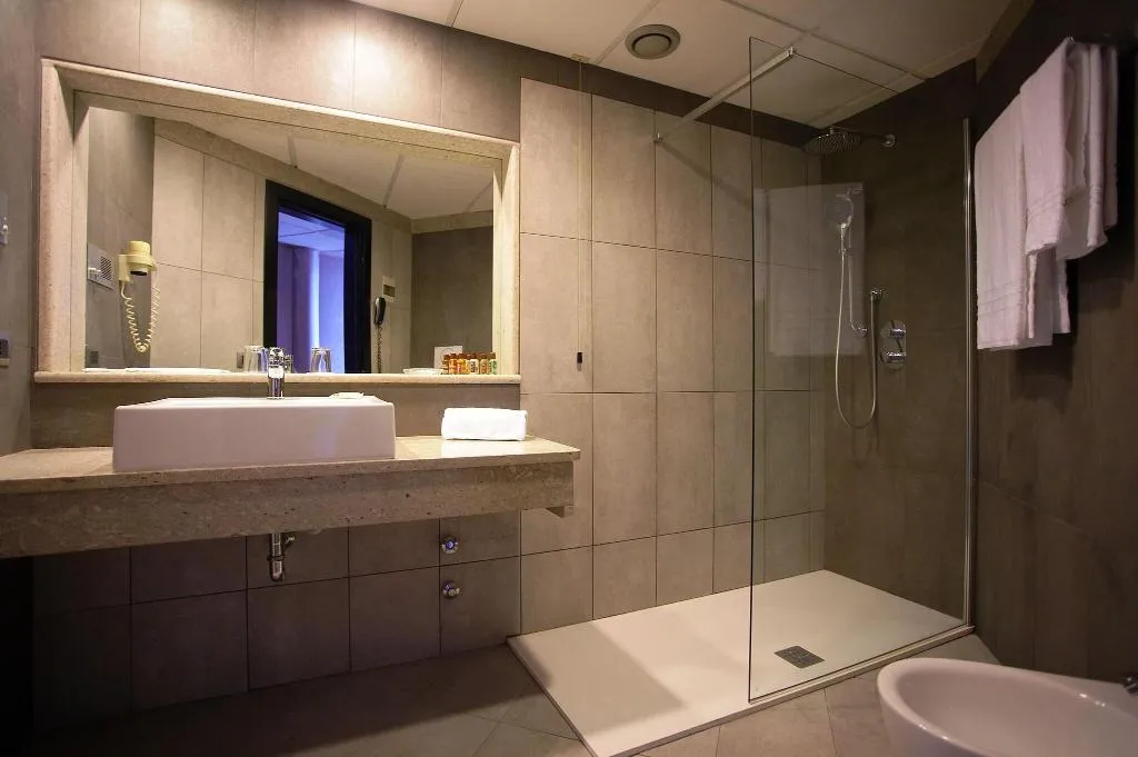 DOUBLE CLASSIC QUEEN BED Room, Four Points by Sheraton Catania Hotel & Conference, Catania