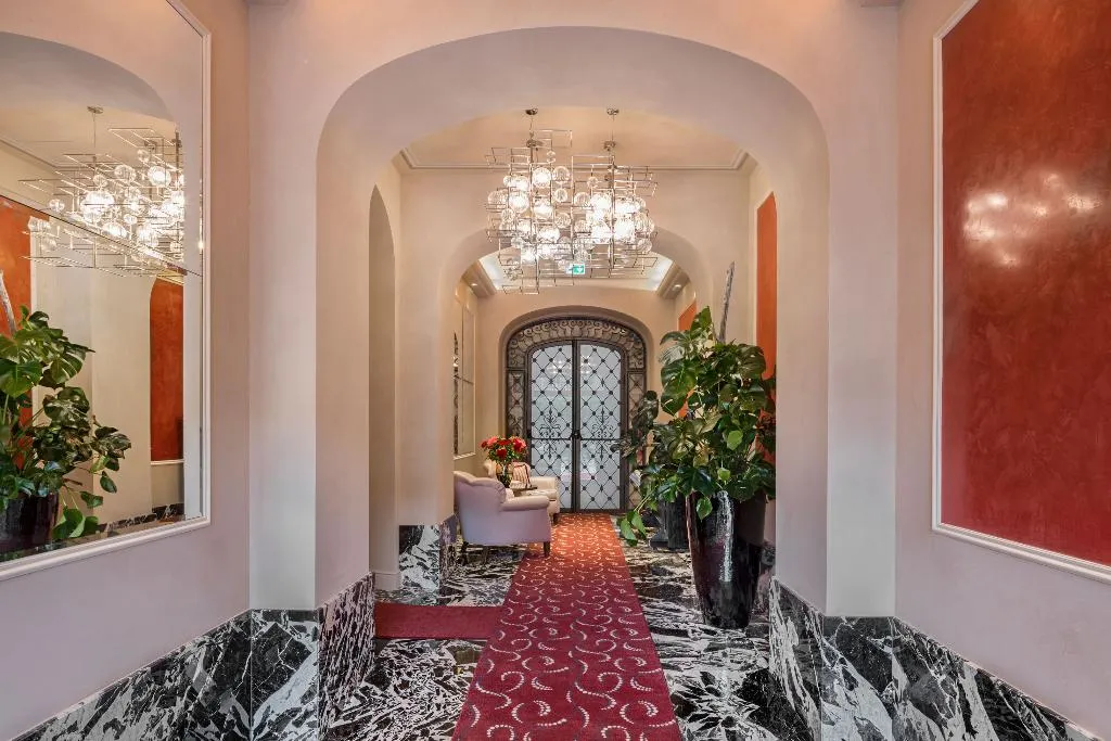 Lobby, Palazzo Venezia, Milan