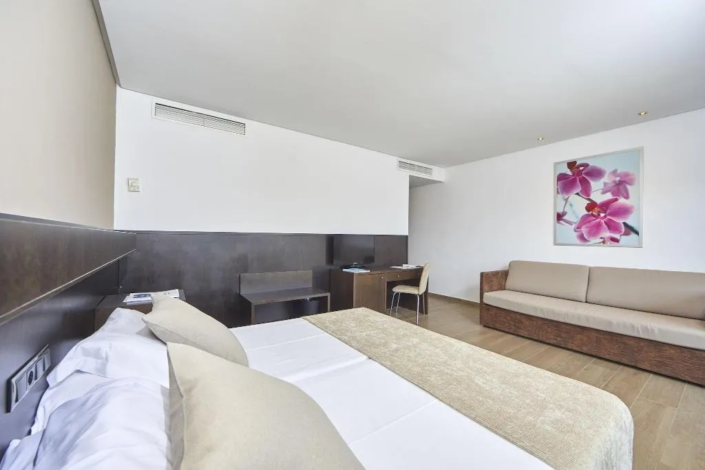 DOUBLE SUPERIOR WITH TERRACE Room, Playa Golf, Majorca