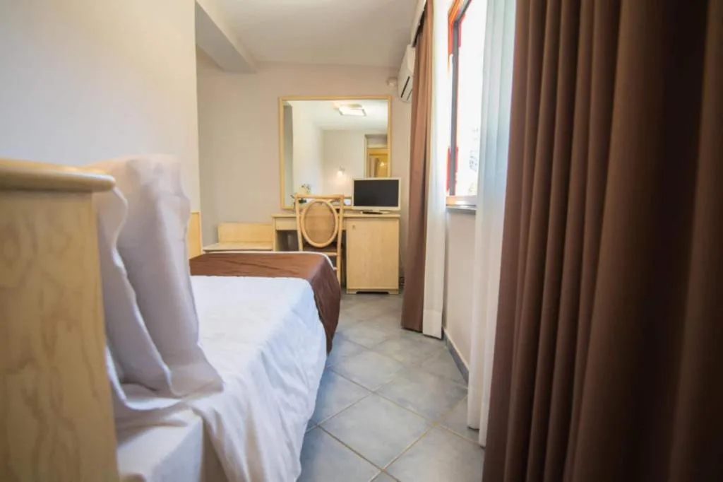 Room, Soleluna, Naples
