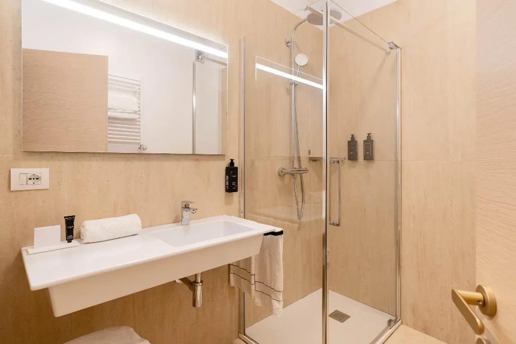 DOUBLE SUPERIOR Room, Hotel Raffaello, Milan
