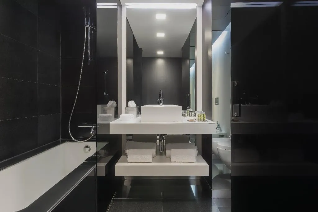 DOUBLE GUEST ROOM KING BED Room, Doubletree by Hilton Lisbon - Fontana Park, Lisbon
