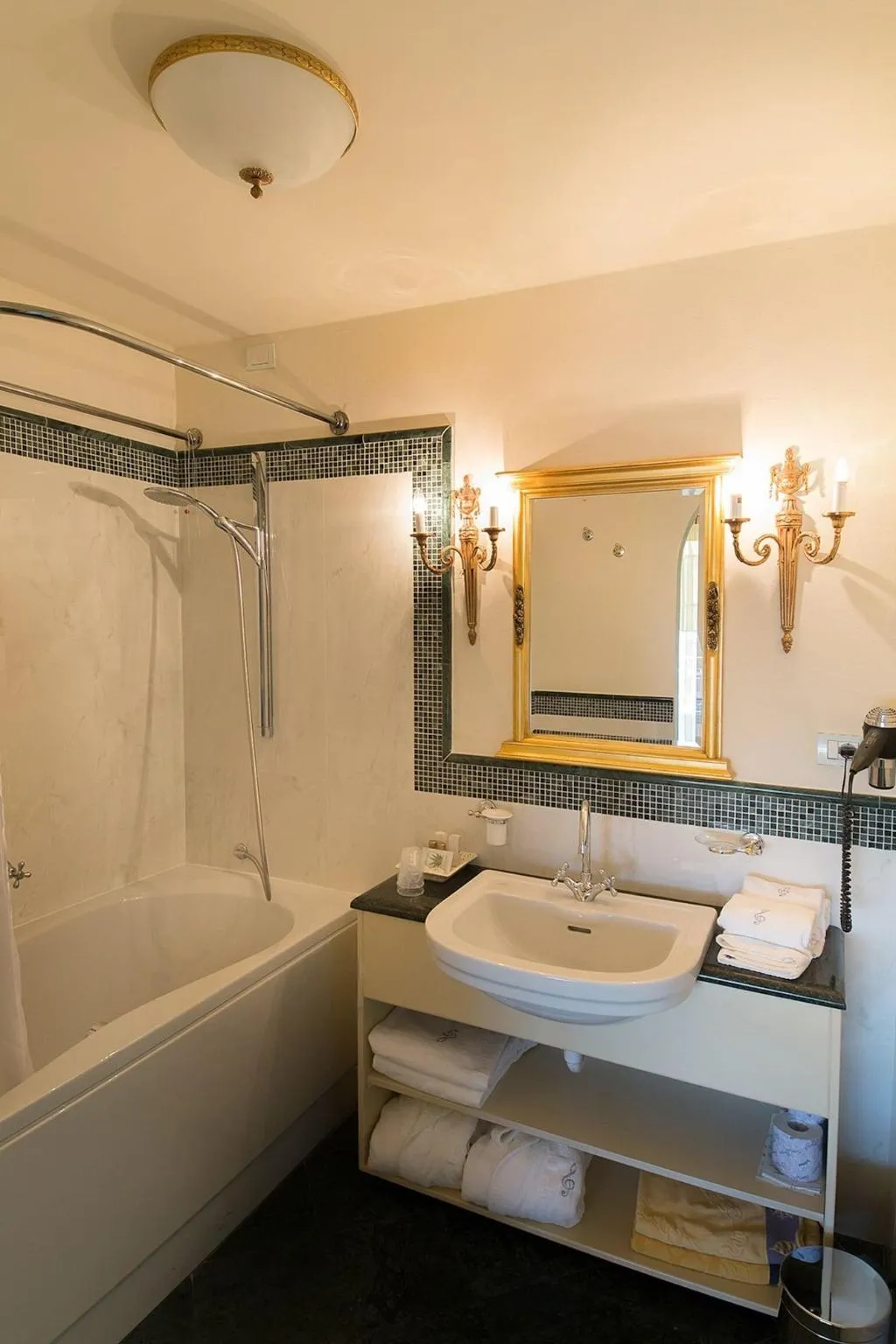 Room, Serenella, Milan