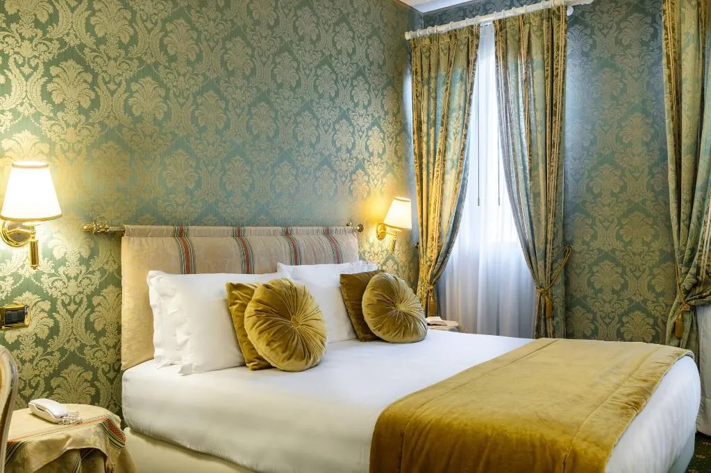 Room, A Tribute To Music, Venice