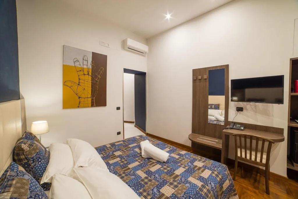 Room, Bed & Breakfast Chiaia 32, Naples