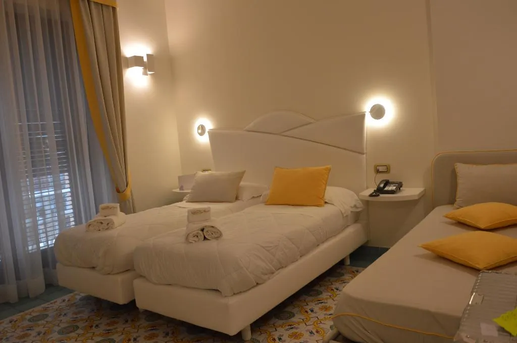 TRIPLE CLASSIC Room, Hotel Santa Lucia, Naples