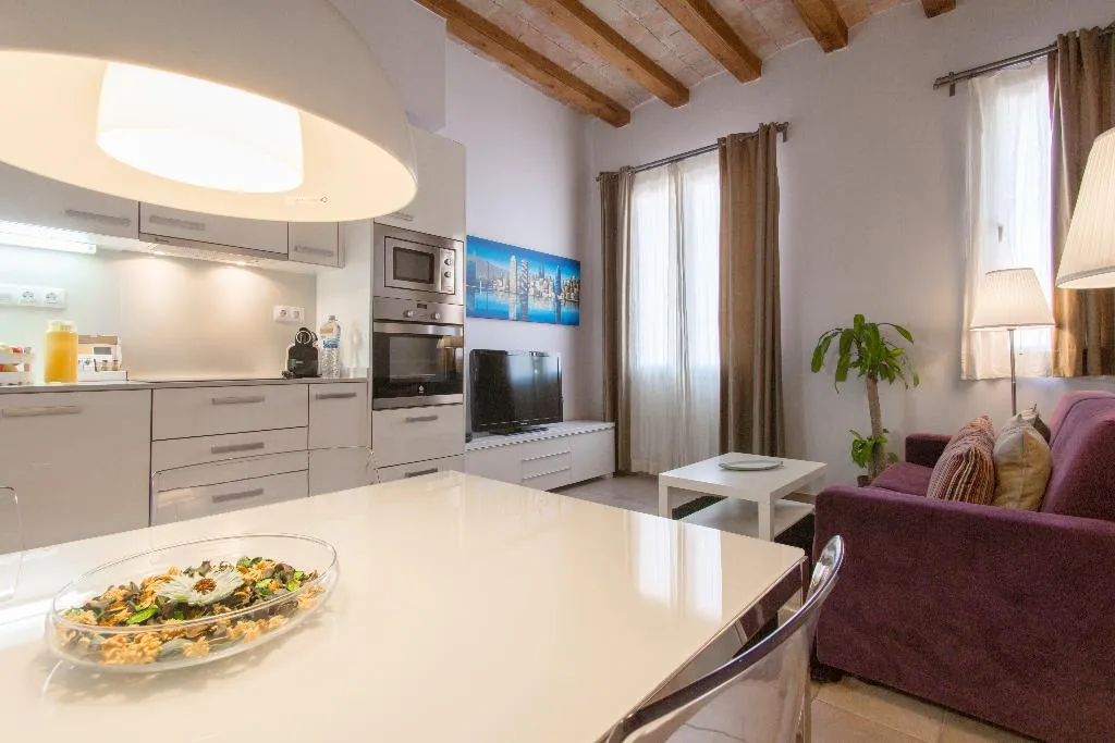 APARTMENT CAPACITY 4 TWO BEDROOMS Room, Dailyflats Barcelona Center, Barcelona