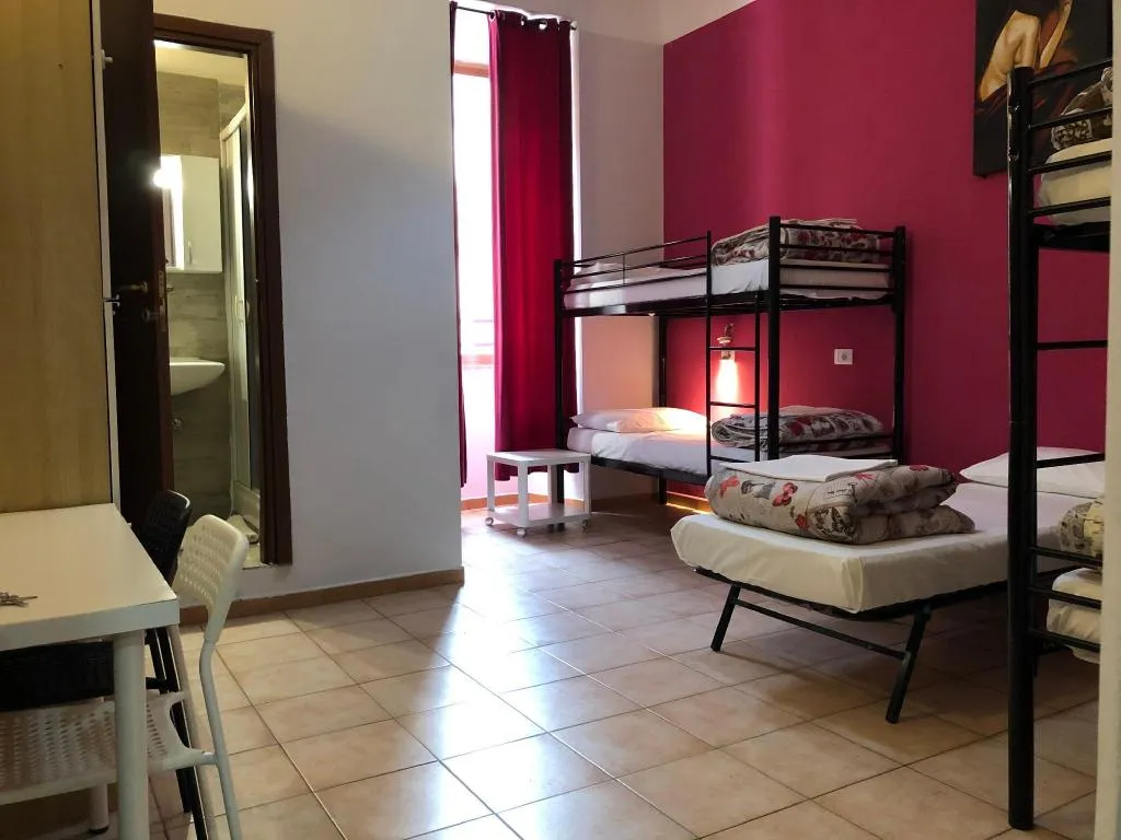 Room, Freedom Traveller, Naples