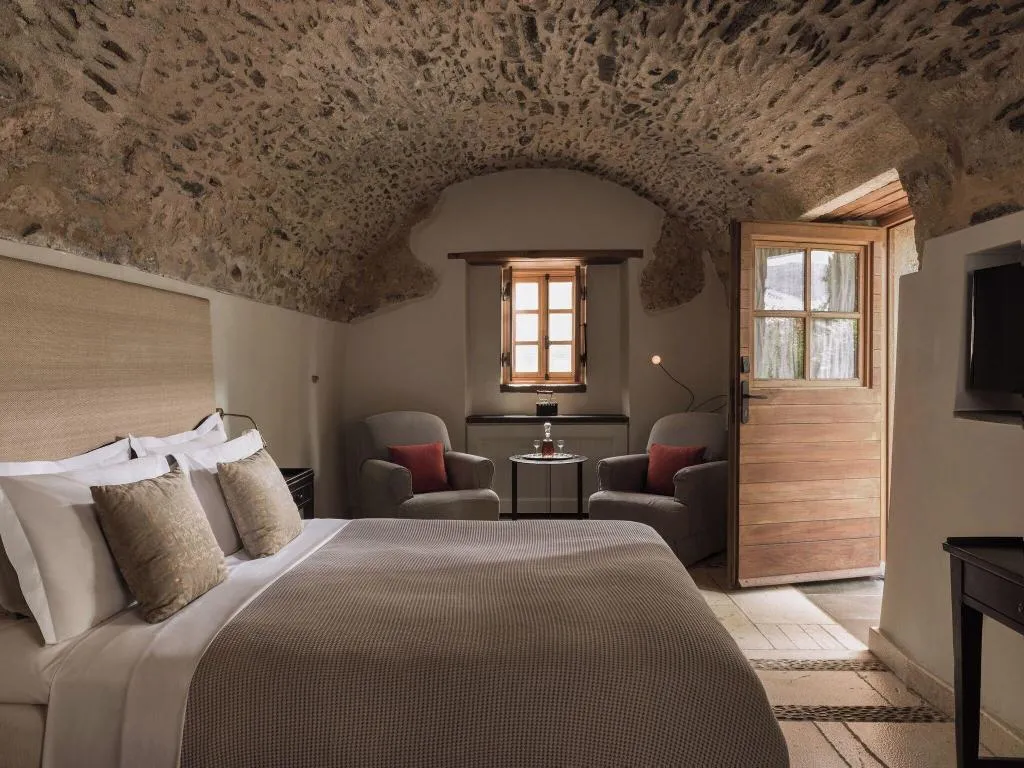 SUITE QUEEN SIZE BED Room, Kinsterna Hotel, Kalamata