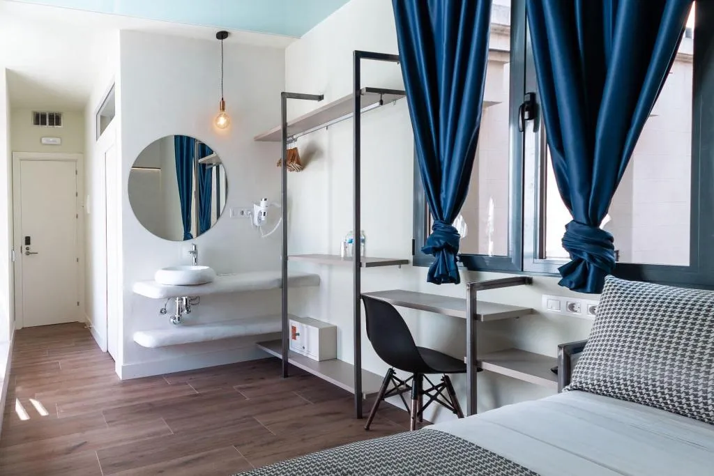 Room, Hostal Charlotte, Madrid