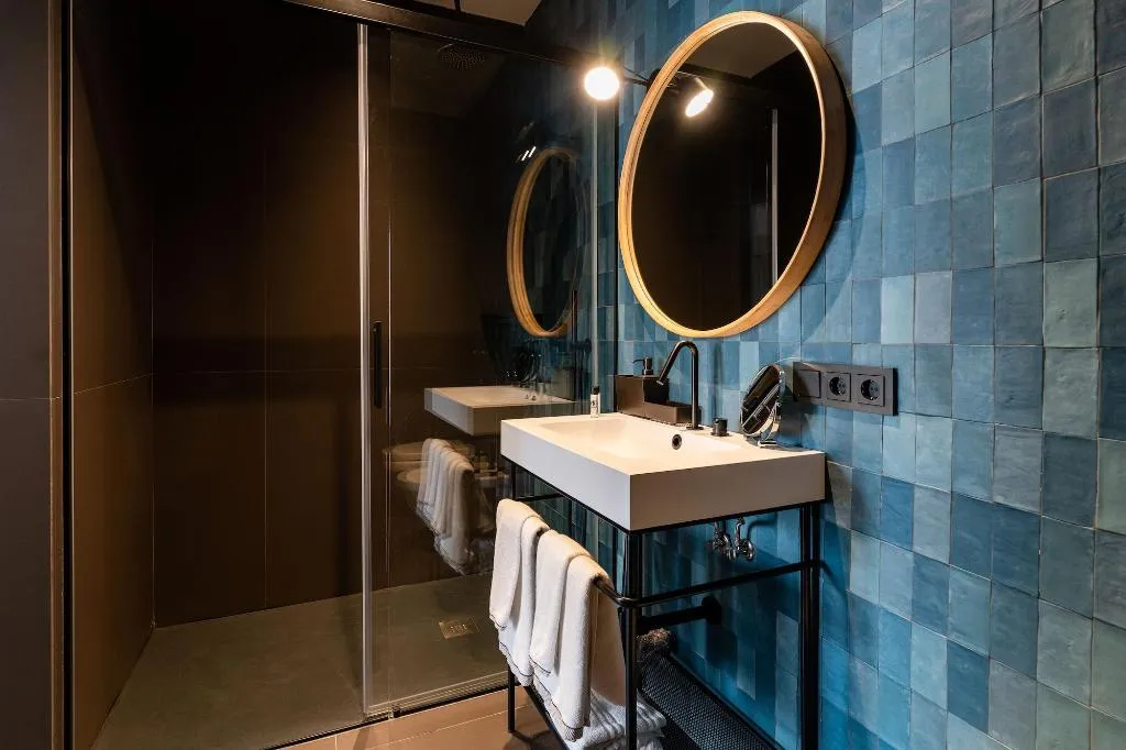 Room, Welldone Quality-Crystal Pool, Seville