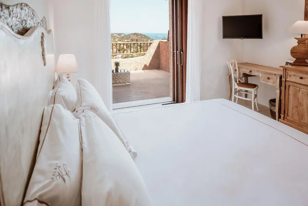 DOUBLE DELUXE SEA VIEW Room, Relais Villa Carola, Olbia