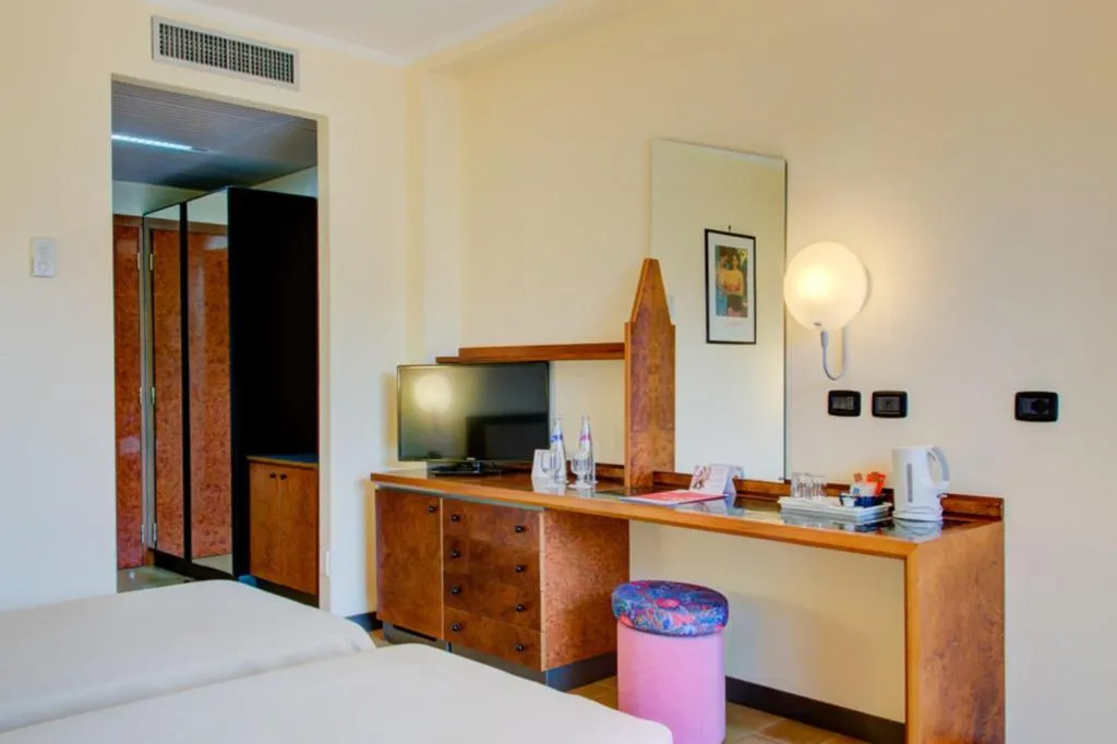 QUADRUPLE DELUXE Room, Caesar Palace, Catania