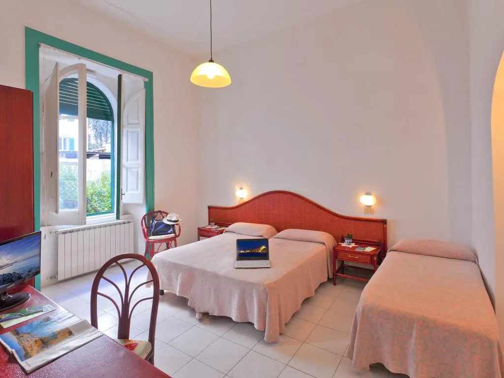 TRIPLE ECONOMY Room, Vittoria, Naples