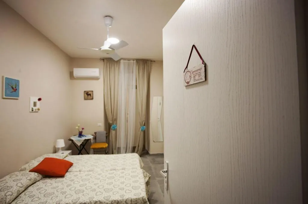 Room, B&B Cara Napoli, Naples