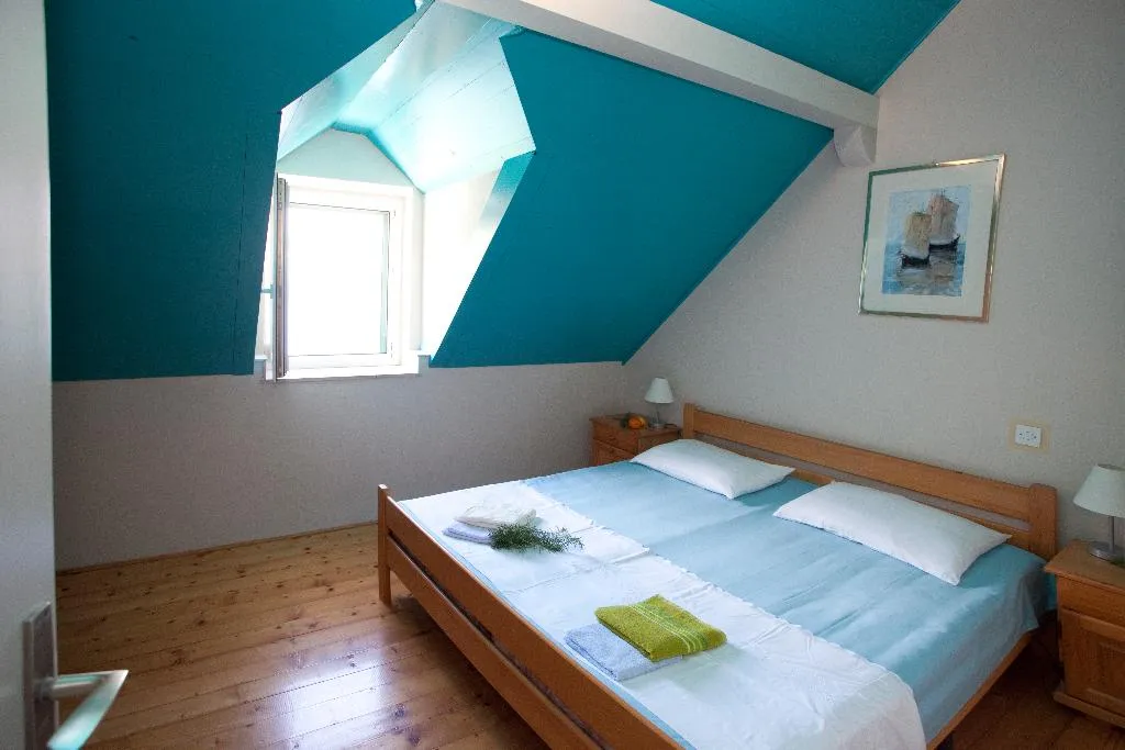 Room, House Tea, Split