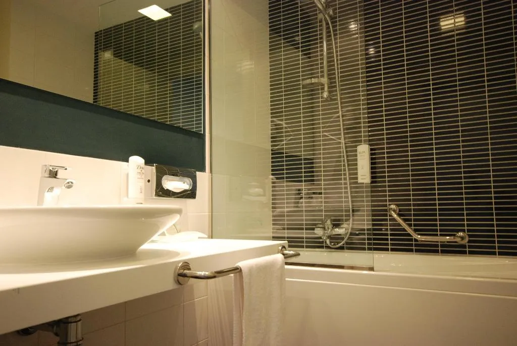 DOUBLE QUEEN SIZE BED Room, Holiday Inn Milan Nord Zara, Milan
