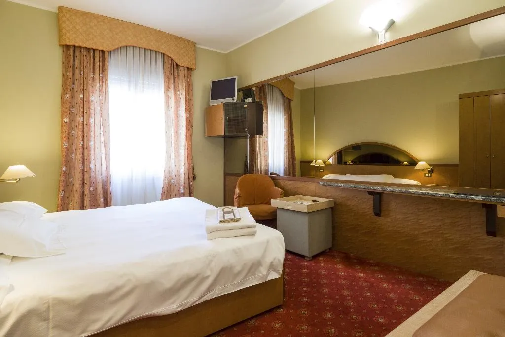 Double or Twin STANDARD Room, Carrobbio, Milan